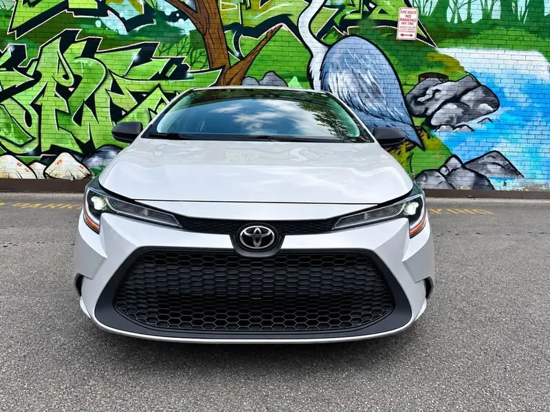 2021 Toyota Corolla LE, photo 1 of 7